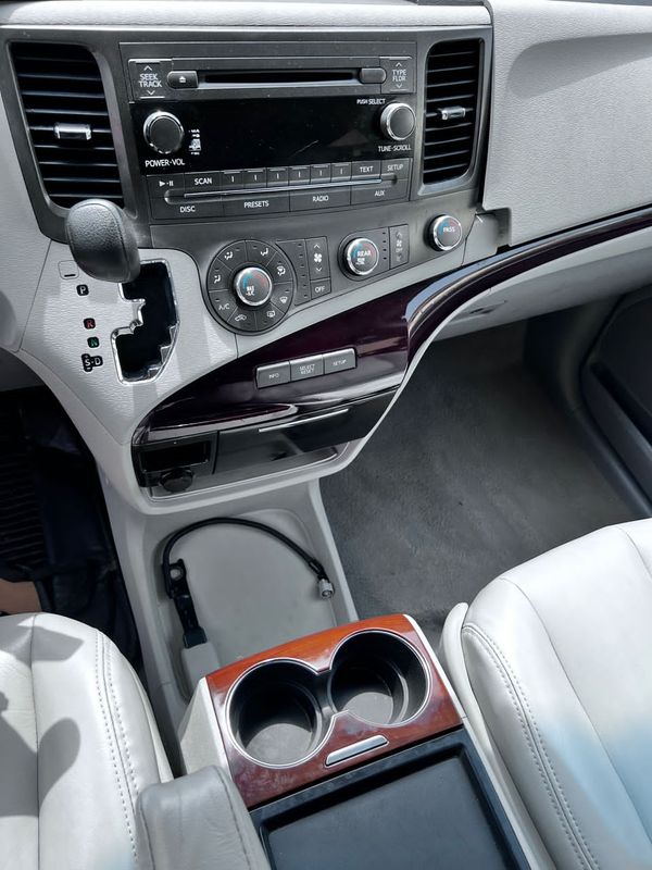 Thumbnail 8 of 2010 Toyota Sienna